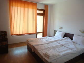 Гостевой дом Adri Guest House Несебр Двухместный номер с 1 кроватью или 2 отдельными кроватями и балконом-4